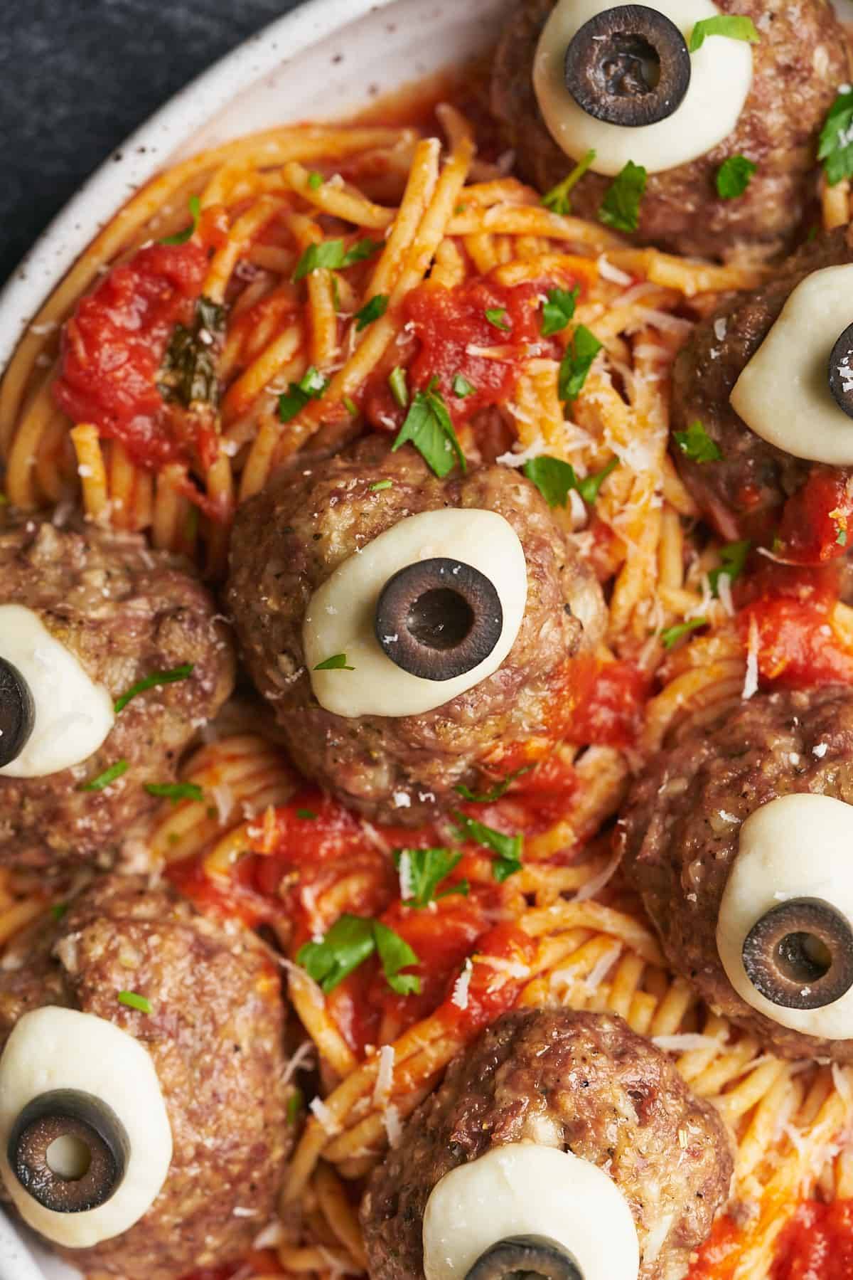 Repas terrifiant VÉGÉTARIEN : spaghetti et yeux de zombies marinés